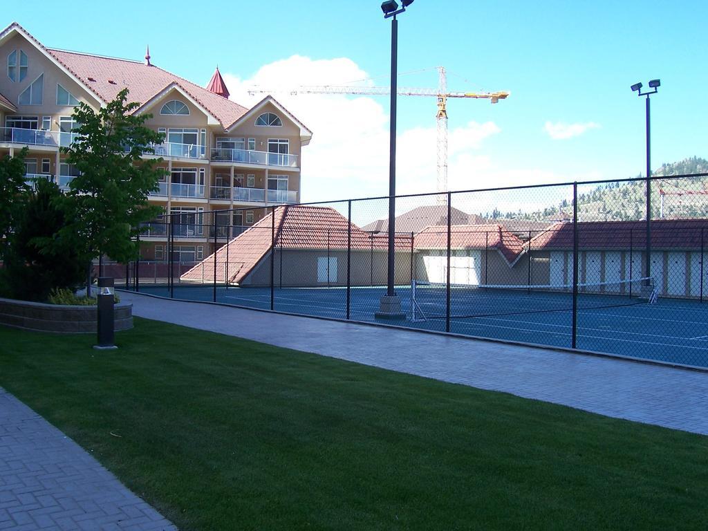 Sunset Waterfront Resort By Kelownacondorentals Exterior foto